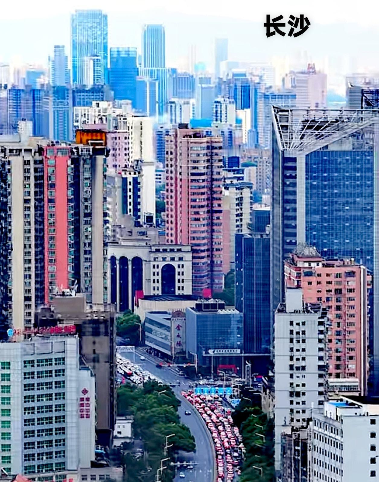 把长沙的城市拉近距离看，高楼的密集度还是很大的，现代化城市，在中国的地方，凡是城