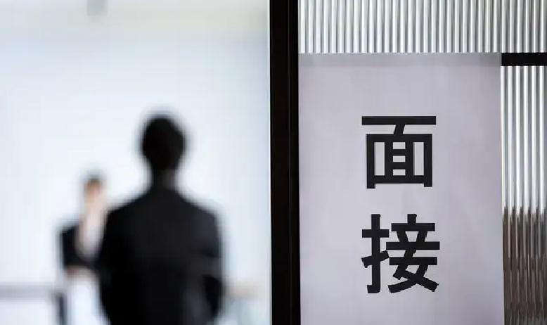 最近职场圈子炸了锅，一个经验老道的HR陈经理，在面试时居然被一个刚满22岁的00