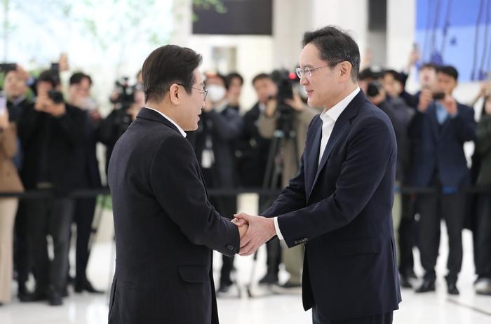 总统低头财阀笑？李在明拜会三星李在镕，韩国权力游戏再上演：资本高墙前的政治困局