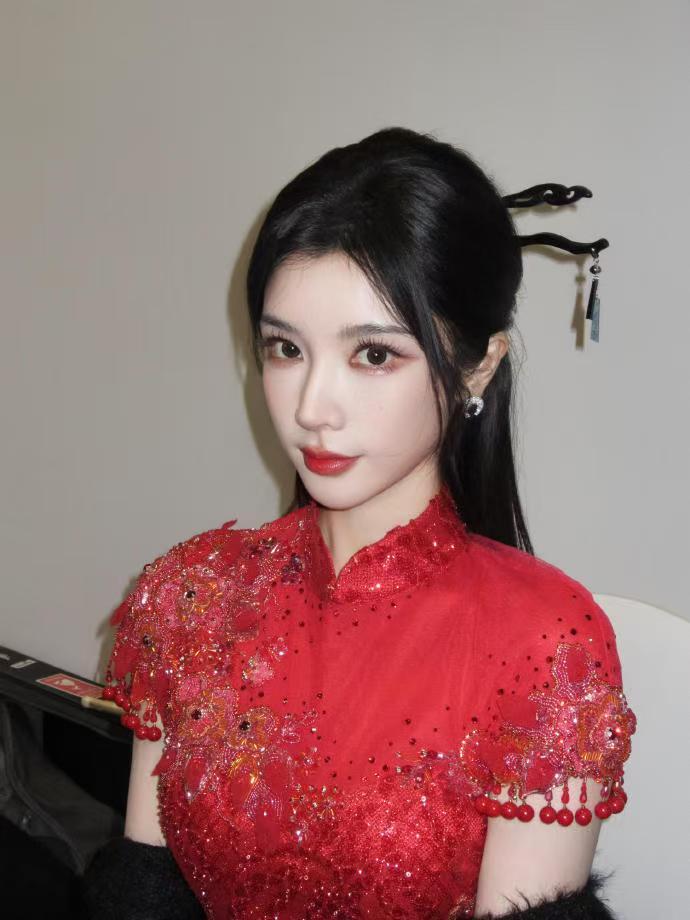 戴燕妮红色闪钻旗袍戴燕妮身着红色闪钻旗袍亮相，正红色干净纯粹，闪钻璀璨夺目，复