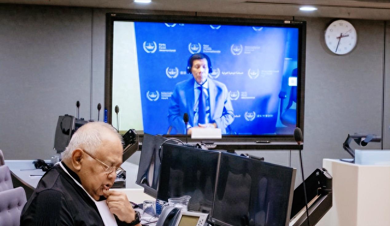 闹翻天了，菲律宾前总统杜特尔特被国际刑事法院告了，说他犯了“反人类罪”，结果人家