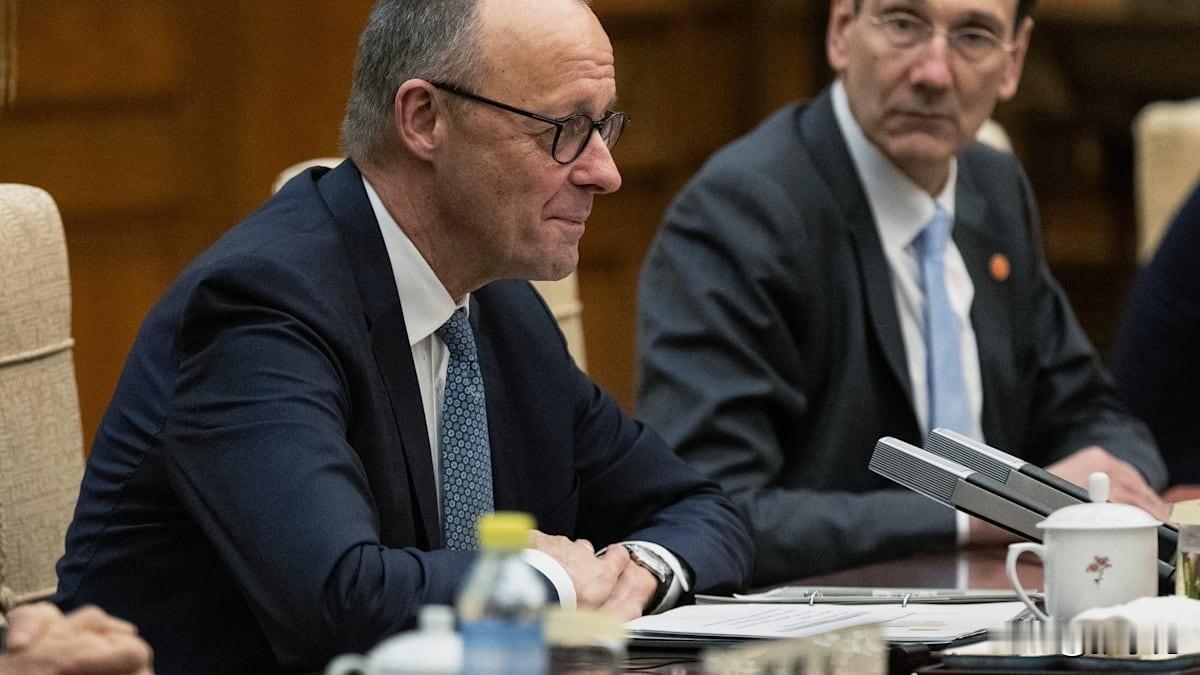 德国之声25日报道：德国总理美茨访问中国，正逢农历新年假期中，中方对其说，“你在