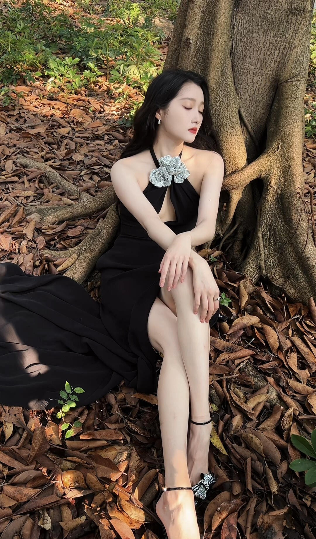 关晓彤这组生活照真的惊艳到我了！镜头里的她褪去明星光环，穿着简单的白T恤在阳光下