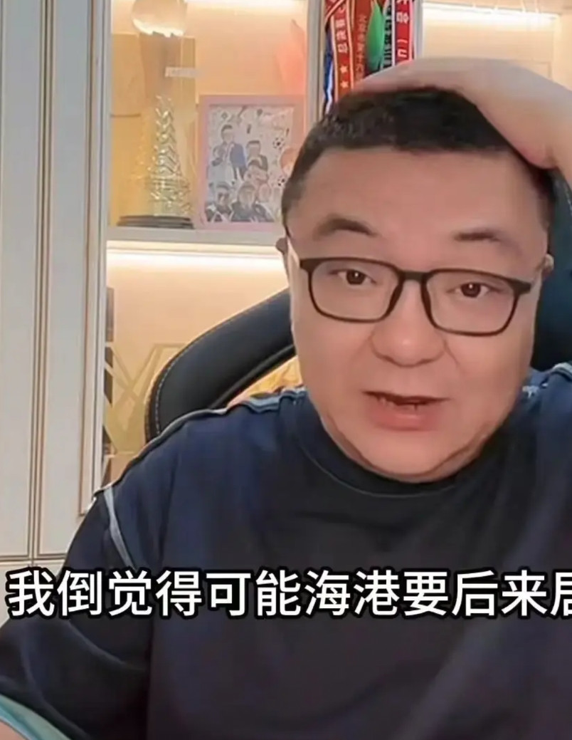 名嘴董路预言今年中超冠军及前三名！近日，足球名嘴董路老师开直播间，董路在看过上海