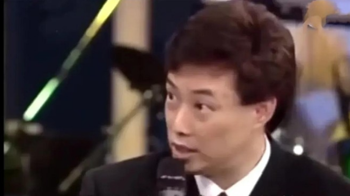 有一次，费玉清在日本女友家留宿，女友早早地就帮他把洗澡水放好了，结果还没等费玉清