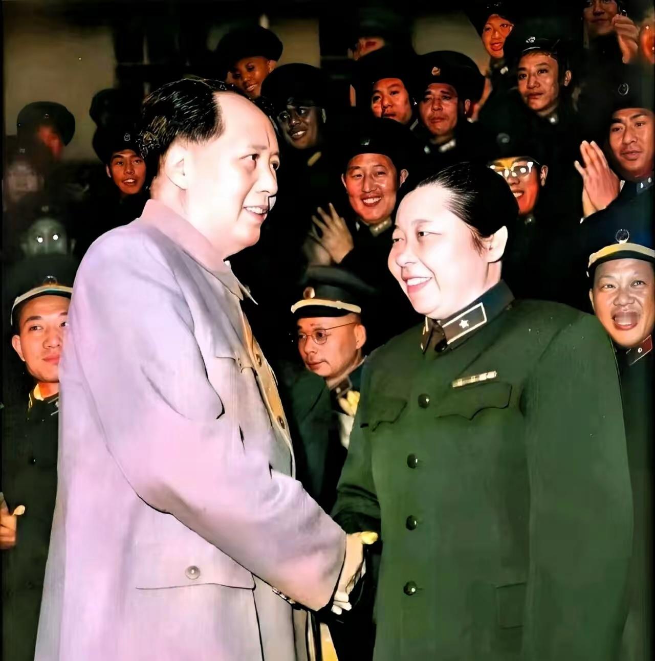 珍贵历史彩照｜毛主席与开国女将军李贞亲切握手定格经典高光瞬间！这张珍稀彩色