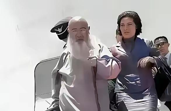 1949年12月，解放军快进成都时，张大千靠国民党高官张群，拿到最后三张飞台北的