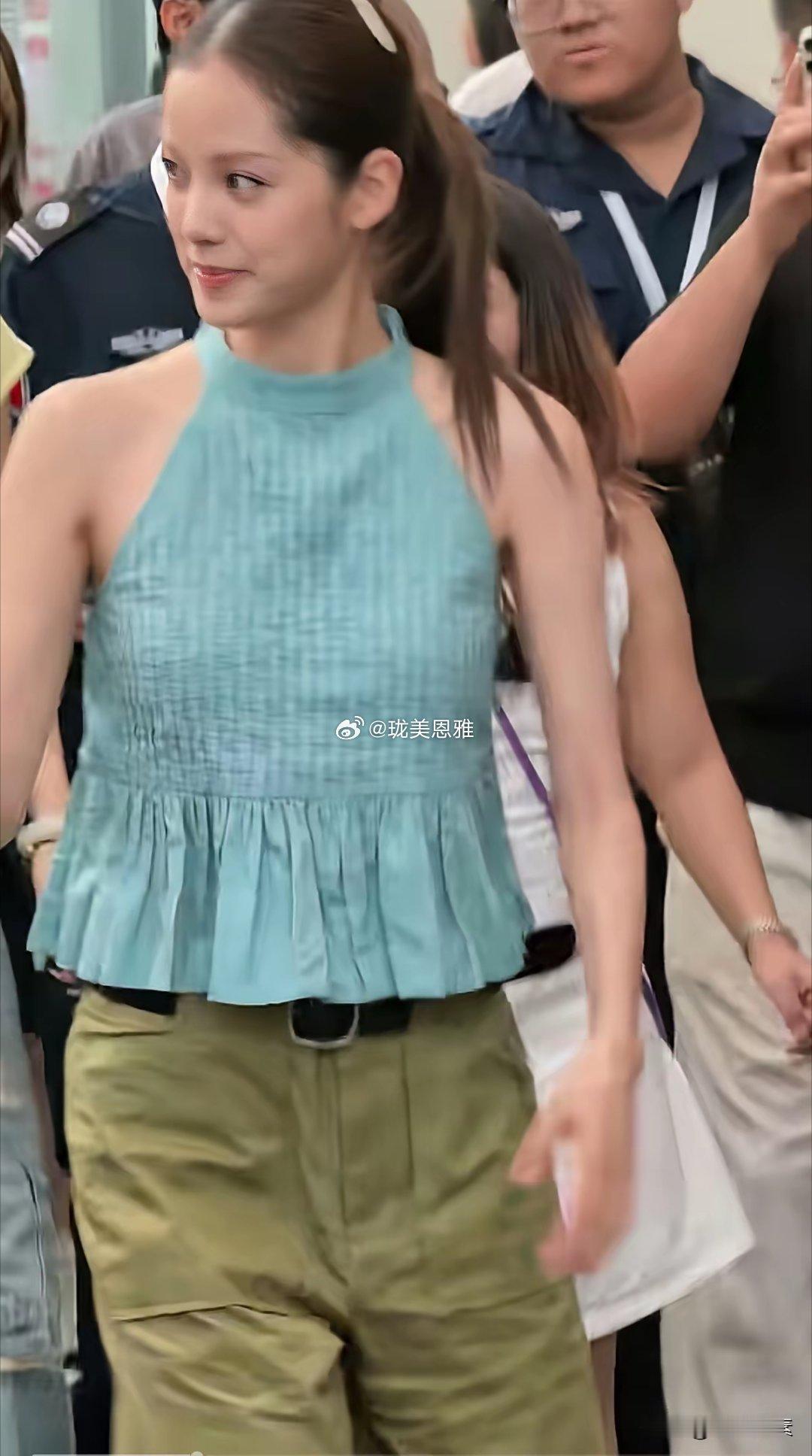 欧阳娜娜没有整容的三角蛇精脸没有美甲，没有浓妆艳抹，衣服也没有漏这些反而让人赏心
