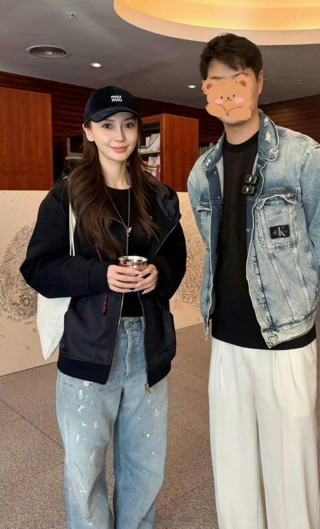 angelababy杨颖、白鹿在参加广电总局艺人培训班，和网友合影生图🈶两位美