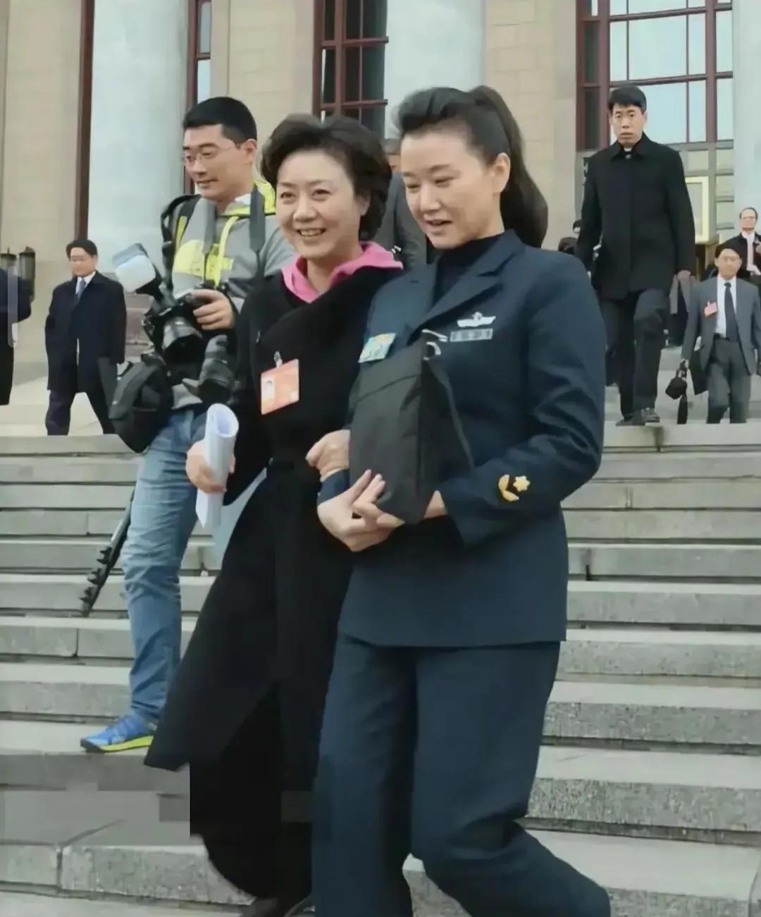 著名歌唱家宋祖英与京剧梅派一姐李胜素，都是1966年出生的，她们之间不知有没有多