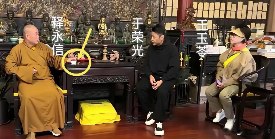 2015年，于荣光携家人拜访少林寺，专程求见方丈释永信，仍然未能维持住自己的婚姻