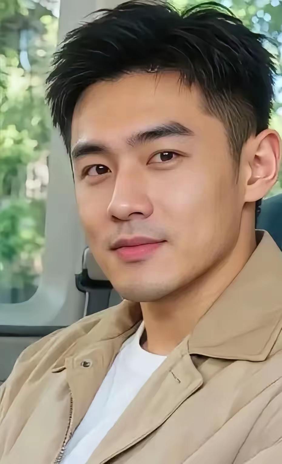 帅得无可挑剔，完美无瑕，亳无瑕疵的一张脸，总觉得还是缺了某样东西，精致的五官，轮