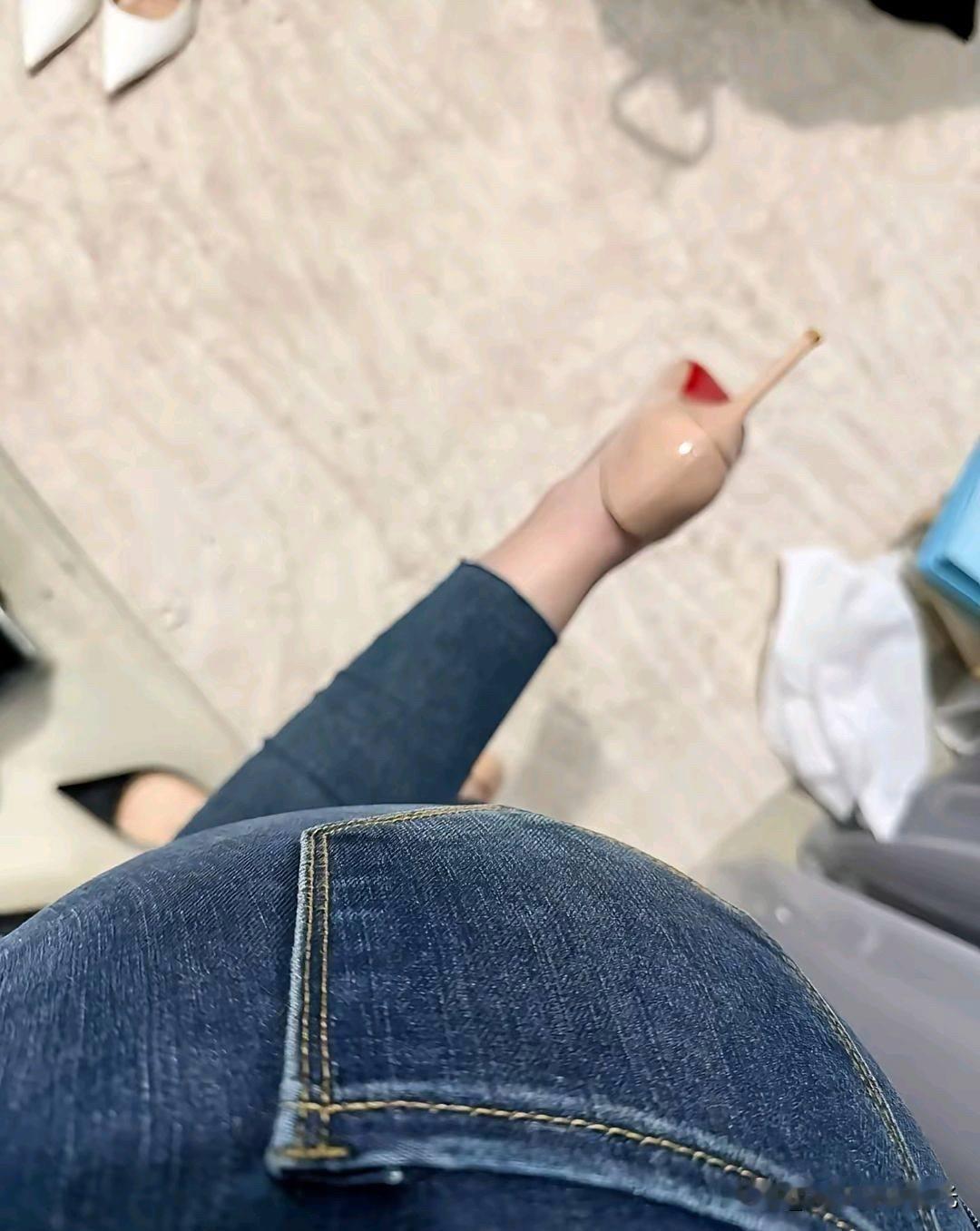 女生怎么穿紧身裤才好看紧身牛仔裤一定是天花板了