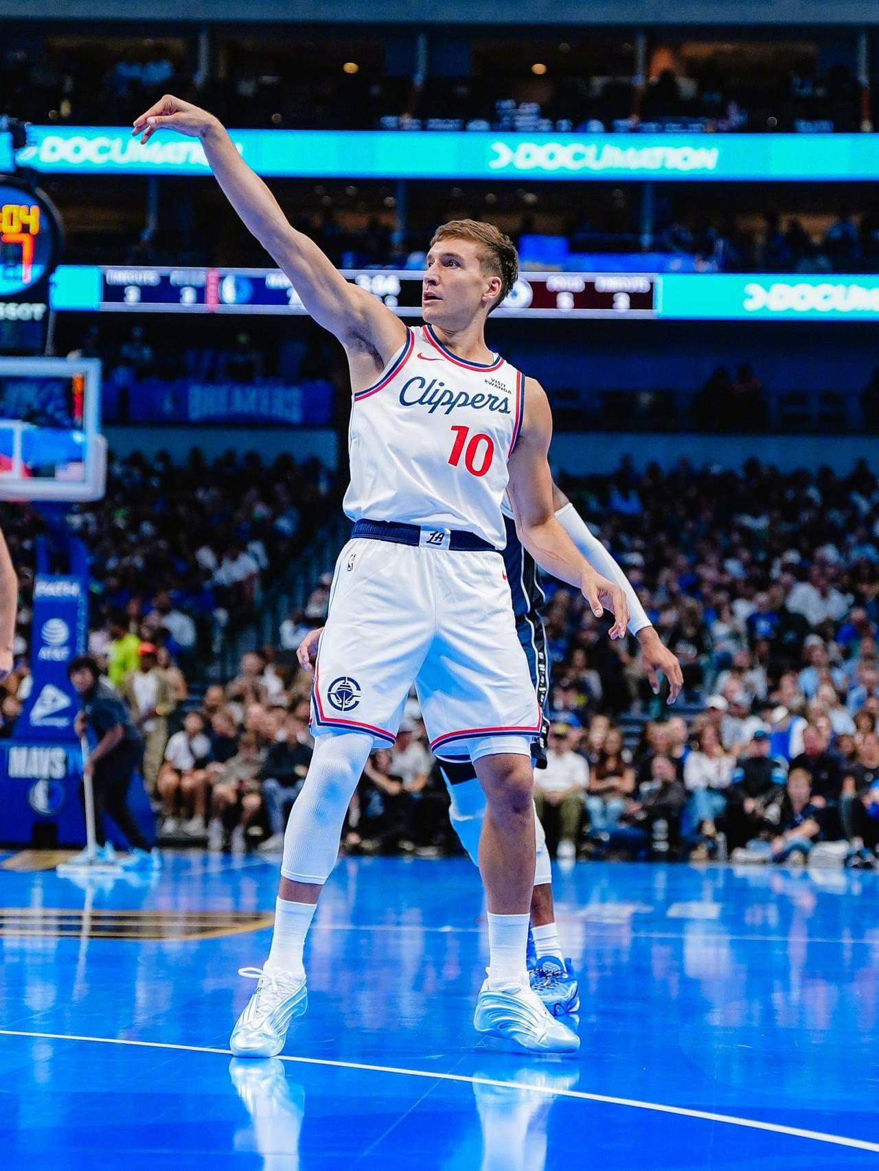 今天的博格丹是“仙丹”！全场投篮14中8，其中三分球8中5，得到21分3篮板3