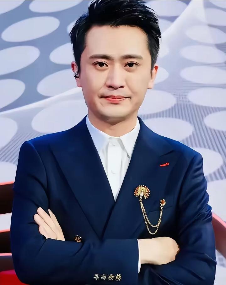 给央视卖命19年，连续6年顶着零下几十度的寒冷主持春晚分会场，却连撒贝宁的微信都