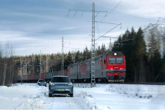 领克08EM-P在雪地也迅猛，低温动力衰减？不存在低温下传统燃油车动力迟滞，纯