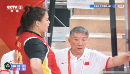 中国女篮的刘禹彤简直太让主教练宫鲁鸣意外了！在亚运女篮小组赛中国VS泰国的比赛中，第一节比赛，首发的