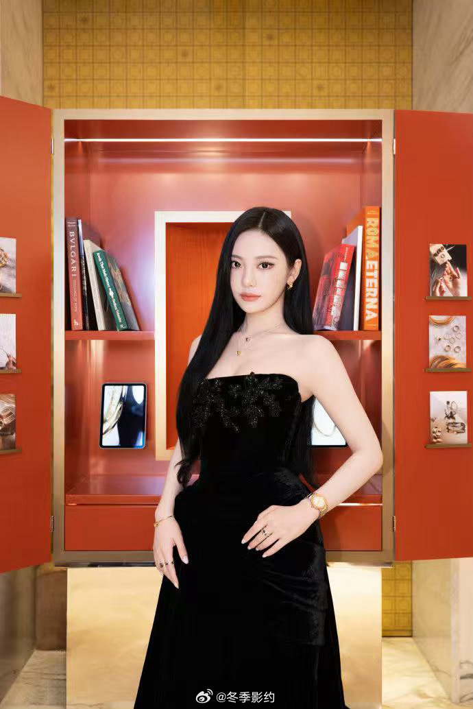 宝格丽火速认领宁艺卓宝格丽立马发了宁艺卓宁艺卓黑丝绒抹胸长裙这个造型真的太适合被