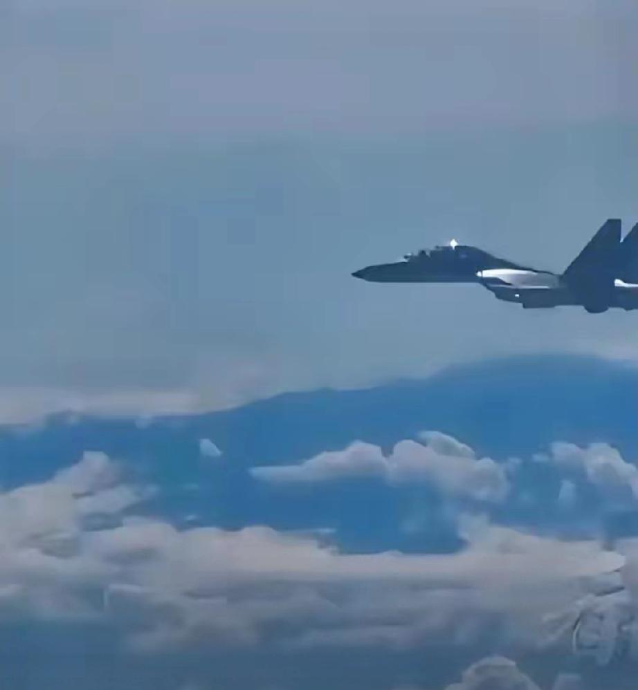 解放军这次不演了，直接掀翻台湾这张无理取闹的桌子！台岛东部空域，台军竟污蔑解放