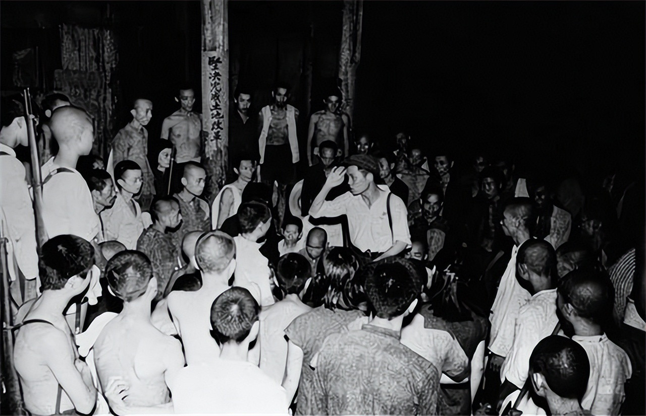 1949年，18军副参谋长率部运粮，突然遭到大批土匪伏击。副参谋长带领警卫班放好