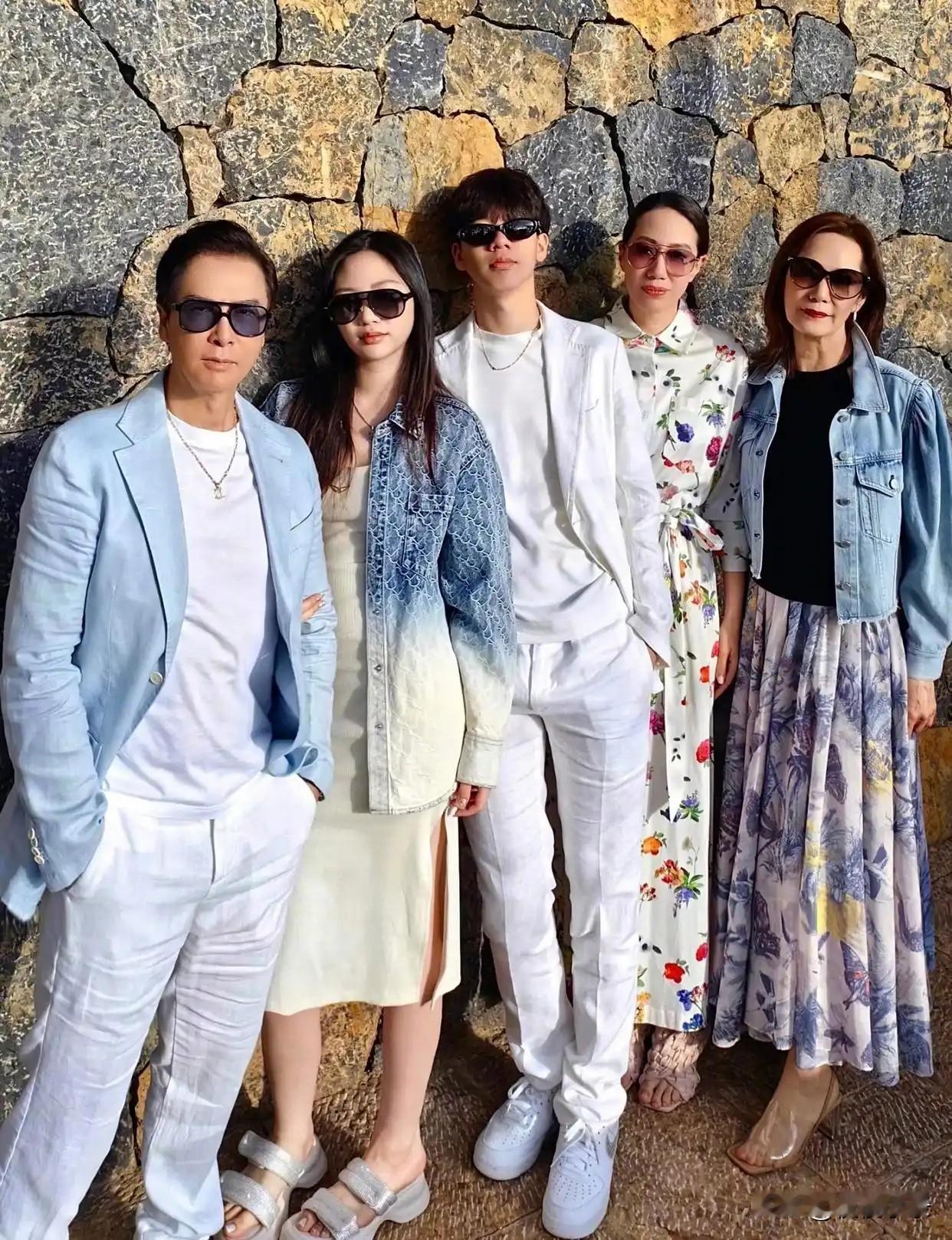 甄子丹一家大理游玩，儿子帅气比老爸还高，女儿又白又美青春靓丽！[玫瑰][玫瑰][
