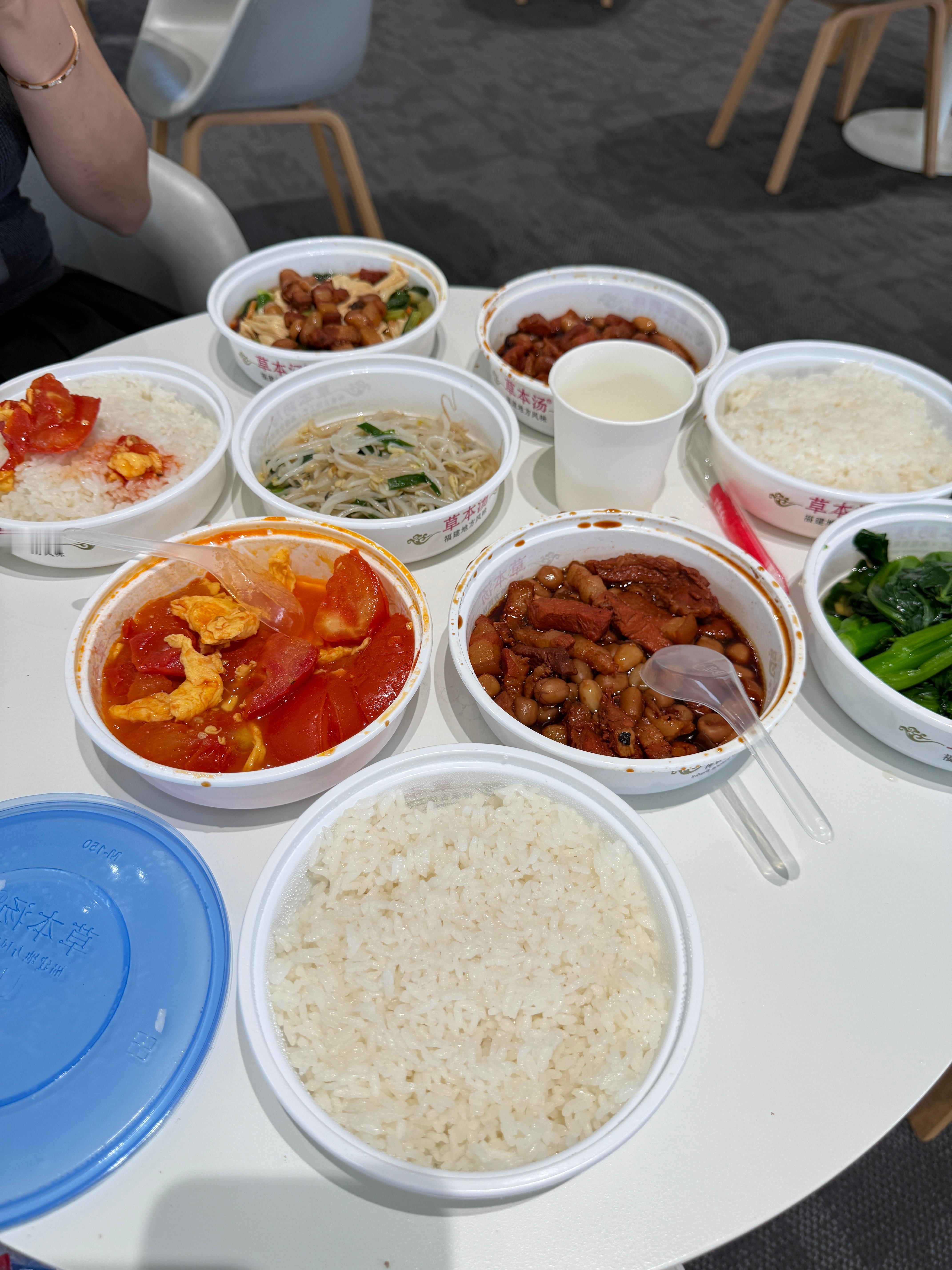 中午顺便蹭了一顿小米汽车的午饭店里也是叫的外卖，一人两个菜，米饭太少吃不饱[笑c