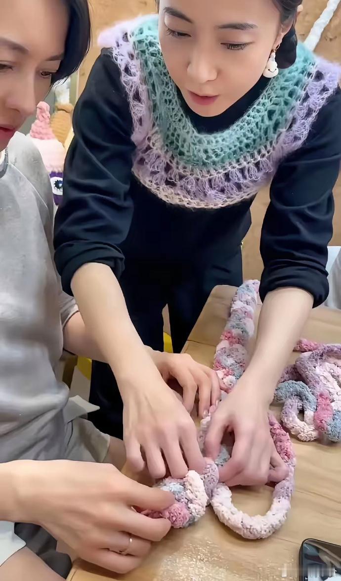 以前的甘比在梁咏琪面前怯生生的，因为是小娱记面对大明星现在梁咏琪还是大明星，甘