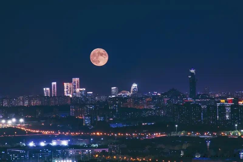 2025年中秋，“超级月亮”闪耀夜空！这次满月是近地点满月，视觉上比平常大14%