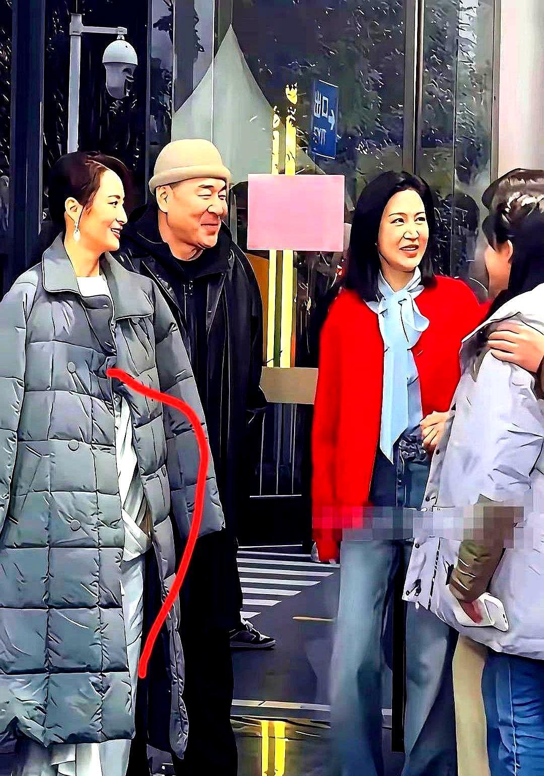 别信女明星的抗冻人设，那都是演给你看的。零下十几度的片场。她穿着露肩礼服，对