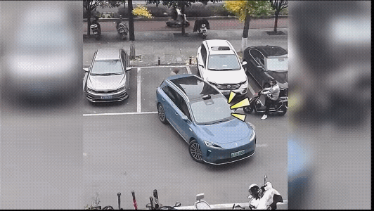 高科技专治人肉占车位，博主也是深受其害，每天下班都能看到一个大妈帮儿子在那里占车