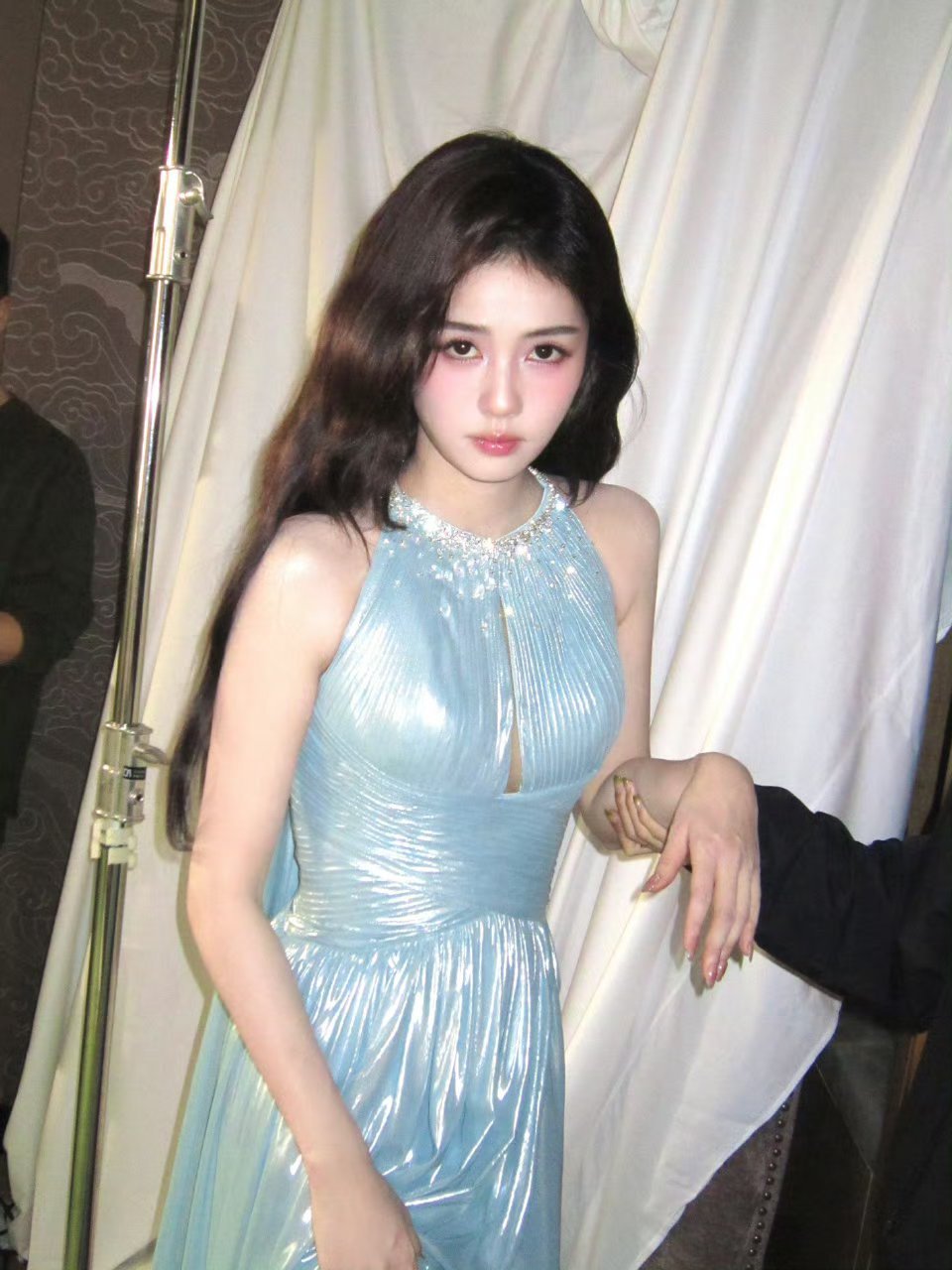 白鹿星落海蓝妆白鹿在发布会上的海洋系造型凭借清新灵动的气质收获不少好评。化妆师