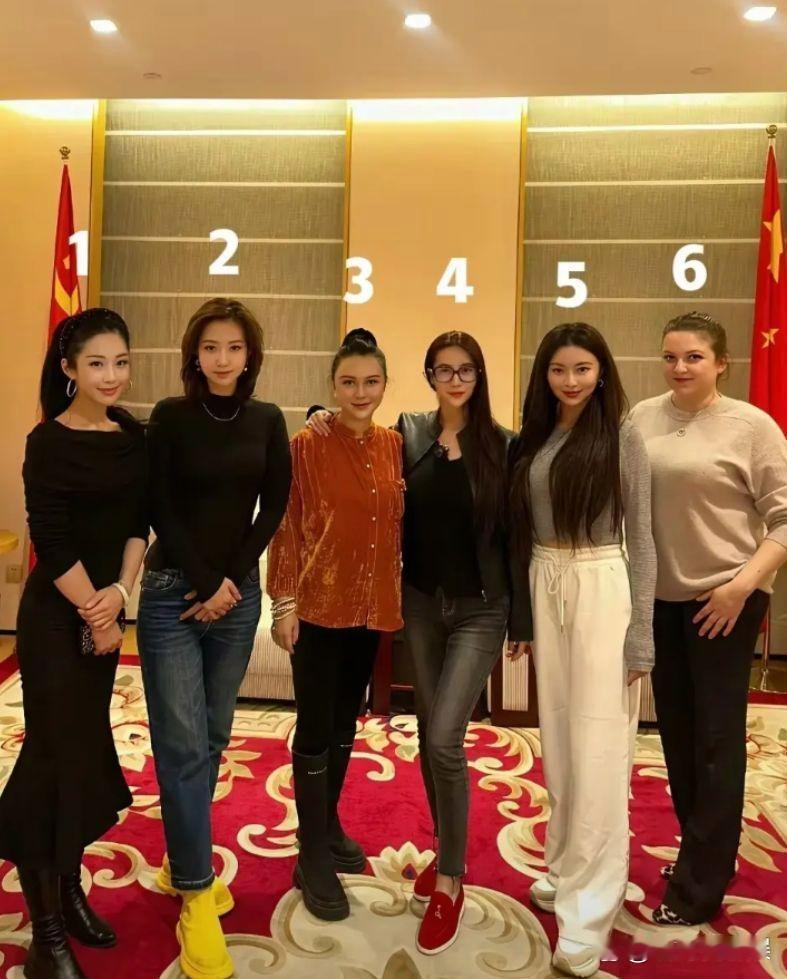 如果让你选一个当老婆，你会看好哪一个？[吐舌头眯眼睛笑]