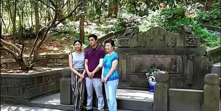 蒋友青与母亲蒋方智怡回到浙江奉化溪口扫墓。相较于昔日低调隐忍的蒋方良，如今的蒋方