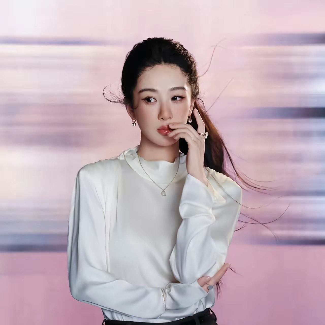杨紫提名金鹰，得不得奖，我不清楚。但是我很确定一件事，就是杨紫完成了一件几乎难以