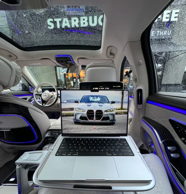 W223这一代奔驰S坐进车内，当IWC时钟以电子形式呈现在中控屏幕上时，不得不承