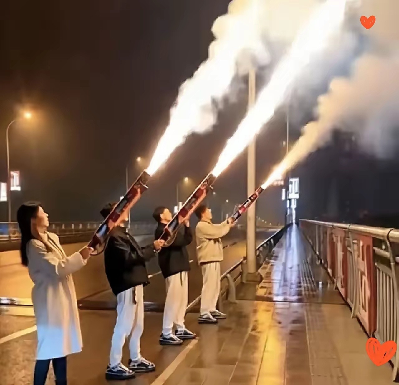 连云港那桩事，让人越想越觉得脊背发寒。不过是在家门口点个火，图个过年的热闹，谁能