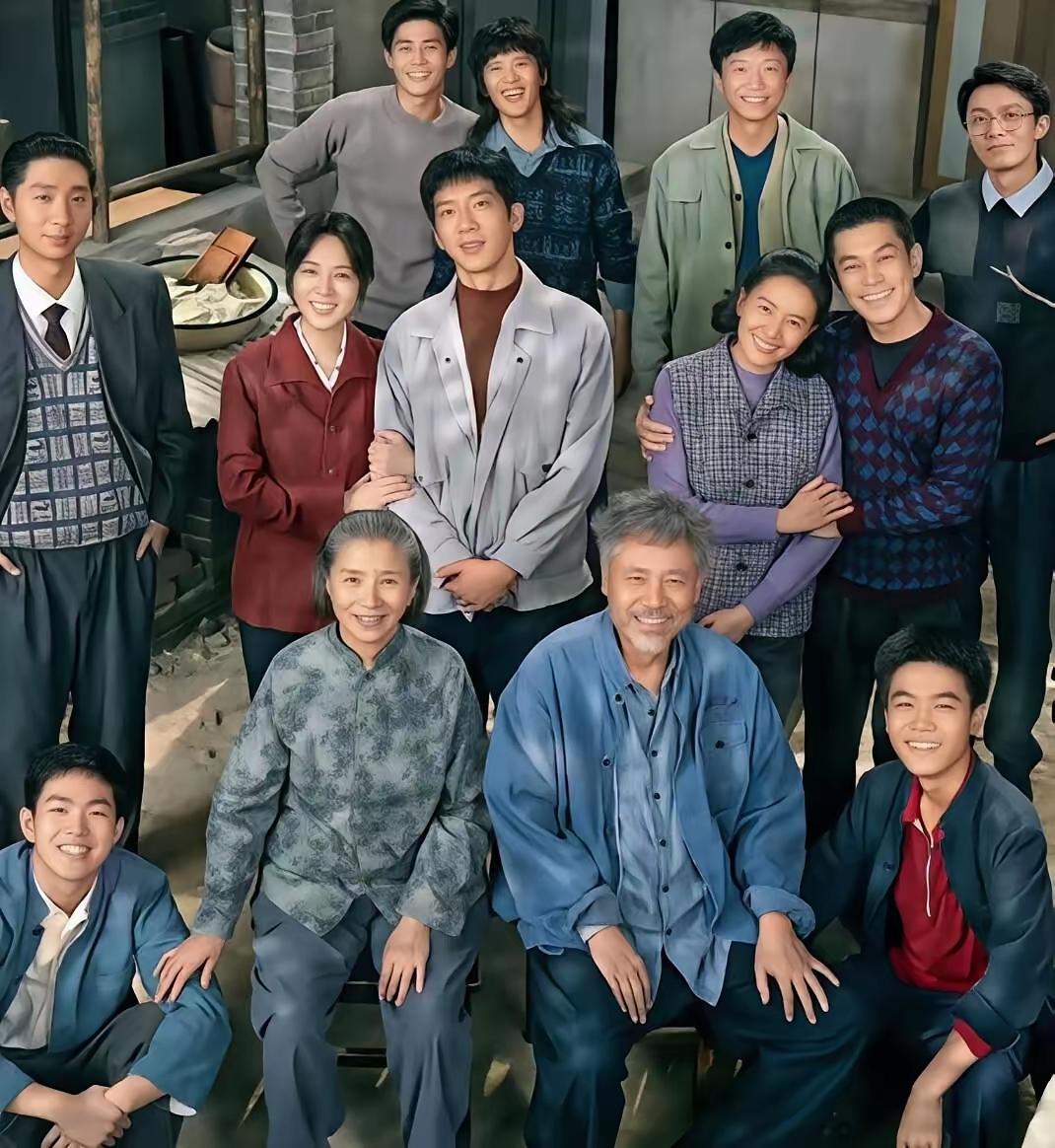 《家有七郎》演员阵容亮眼。陈宝国饰梁有福，迟蓬演齐大梅。还有性格各异的七个儿子，