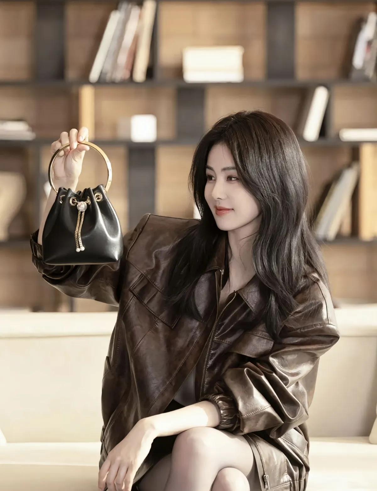 白鹿的美貌、气质、时尚表现力与jimmychoo超适配[比心]好漂亮的代言人，超