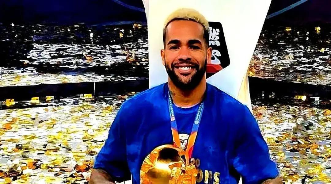 他主动砍掉自己80%的工资，从中超冠军跳到了中甲。所有人都说他疯了，是来养老的。