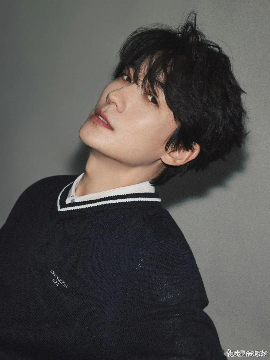 朱一龙昨日品牌活动生图和精修两模两样