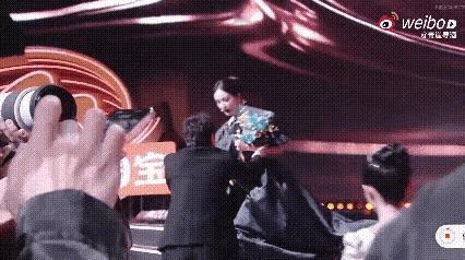 沈腾扶杨幂，真的要为这么长心眼的男人点个赞了。因为2020年沈腾在晚会上没有