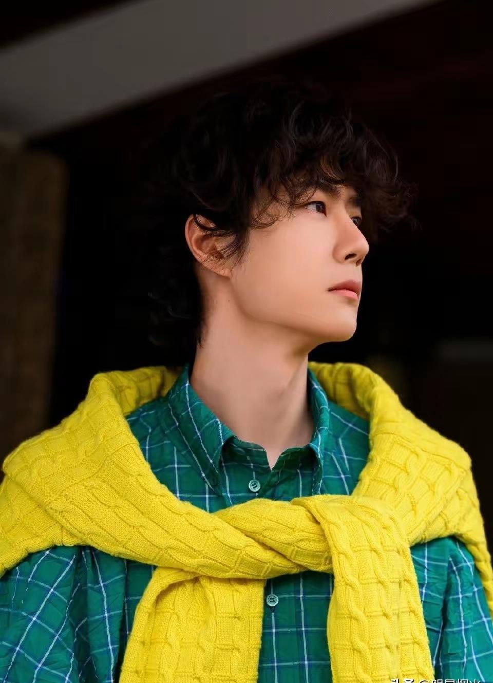 他连老板微信都敢已读不回，你信他会写小作文？这就是王一博。片场休息时蹲路边看