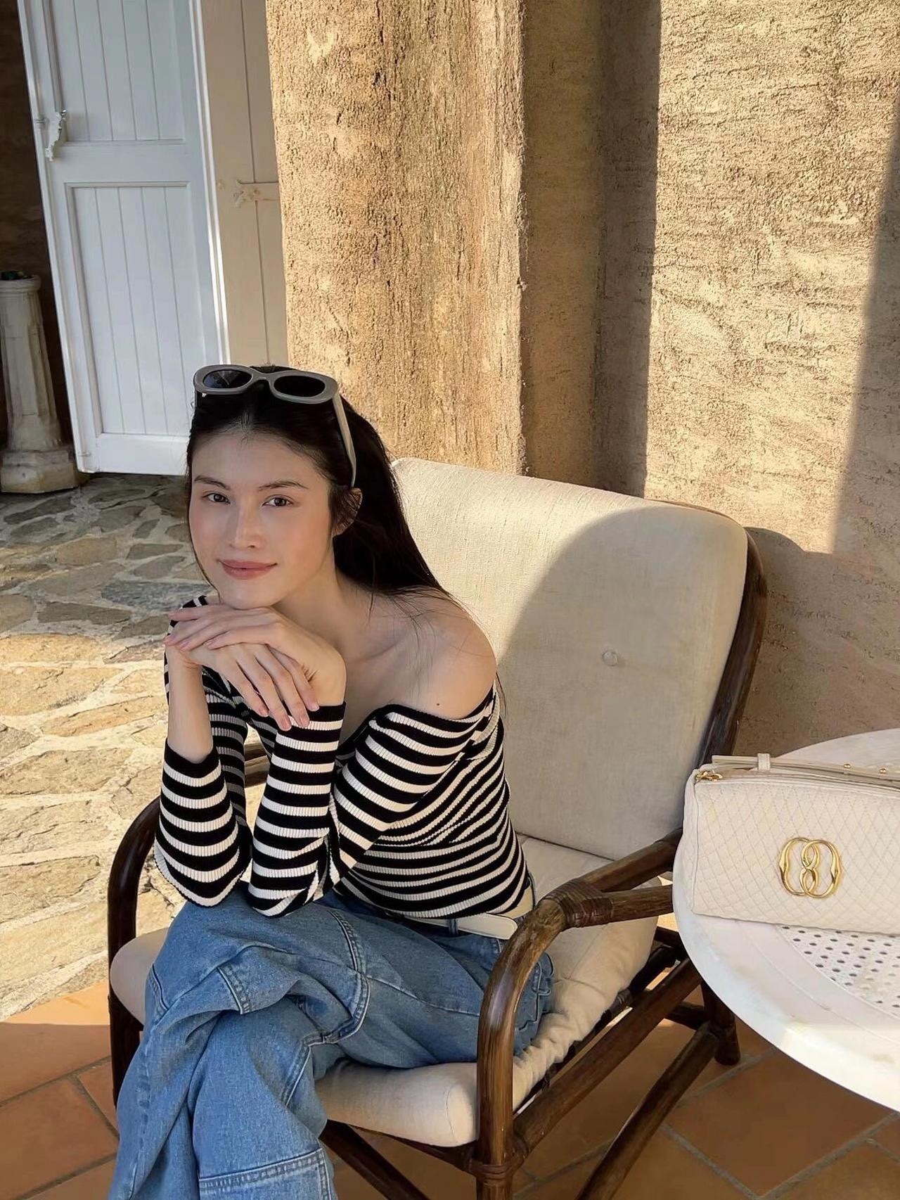 何穗当妈后状态大回春！穿露肩条纹衫+牛仔裤，时髦又高级！