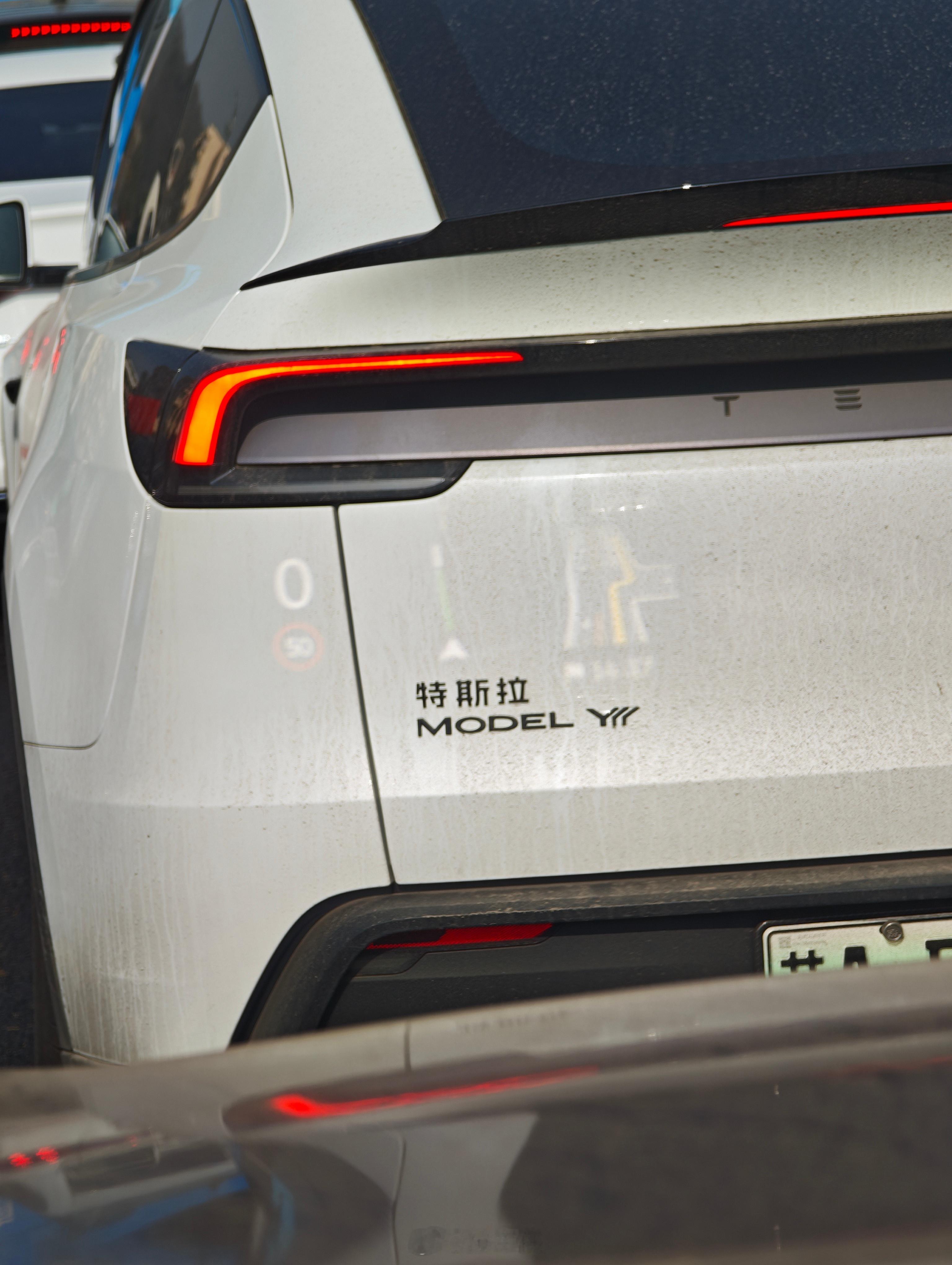 特斯拉ModelYL路上能见度越来越高，跟车的时候不过不仔细看，真的以为是普通