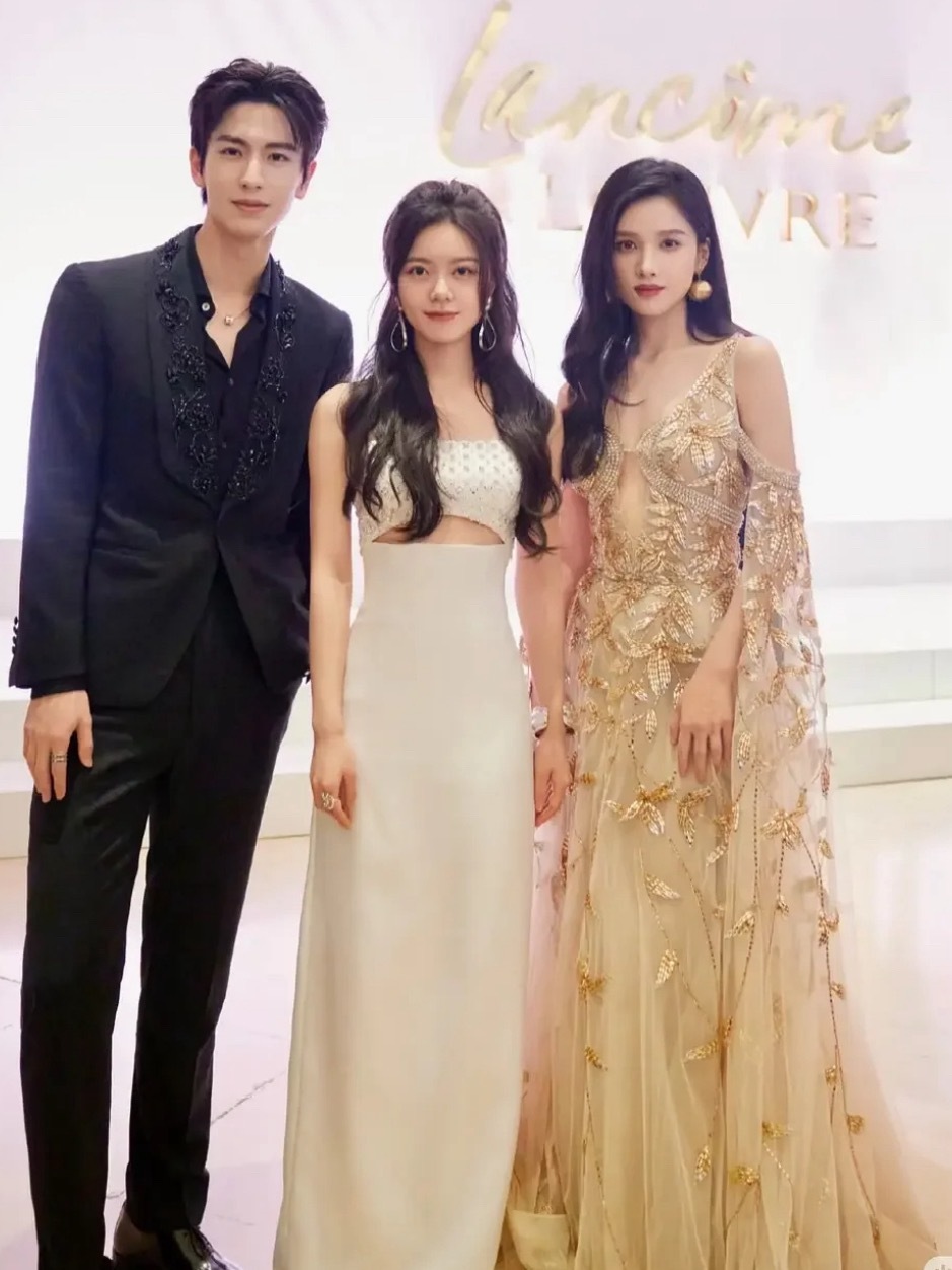 两位小张怎么每回都穿的像新郎新娘随手搜集了张凌赫和张婧仪三次兰蔻活动图，每回衣服