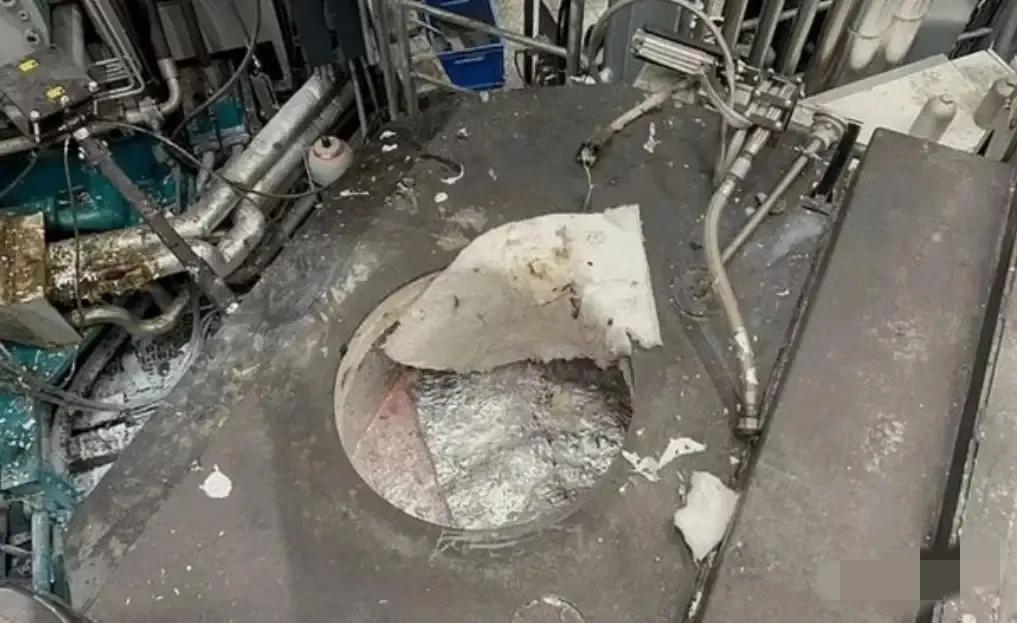 2022年，一名25岁的瑞士电工失足掉进了一个720°C的熔炉，熔化的金属瞬间没