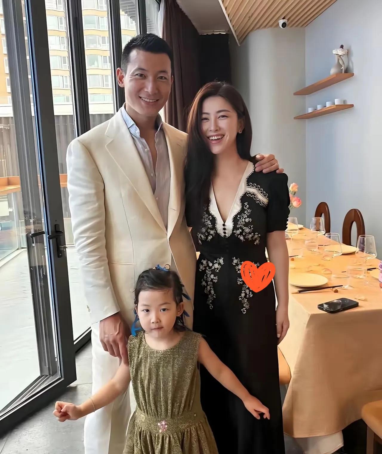 以前总觉得，朱珠这种又美又飒的大女主，找的老公肯定是顶配精英。直到最近扒了扒她老