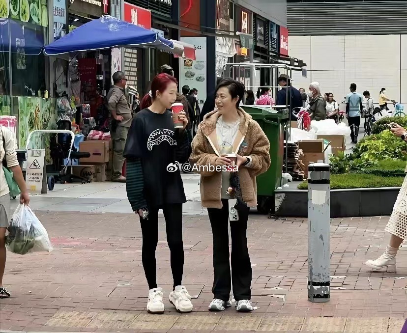 很好奇，香港的路人都不追星吗？竟然没人要签名……