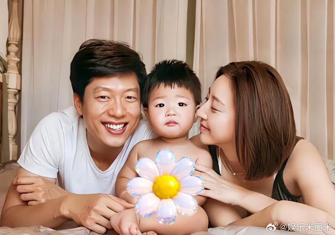 这是一张凌潇肃、唐一菲和儿子凌听的全家福。拍摄于二零一六年十一月。当时，姚晨前夫