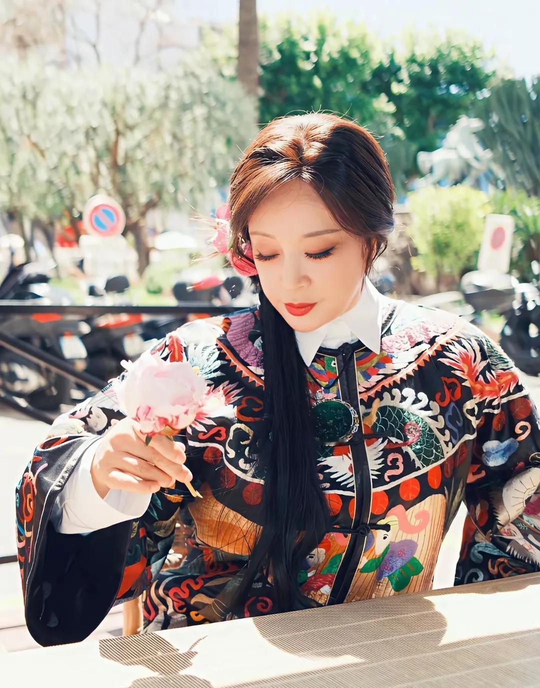 庆姐七十来岁了却越来越有女人味。谁说七十岁女人就该邋里邋遢的，这款民族风花色衣服